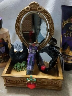 Bath & Body Works Disney Villains Evil Queen Light Up Mirror Vanity 6 Piece Set